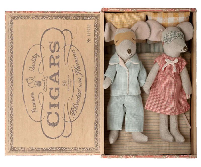 Mum & Dad Mice in Cigar Box